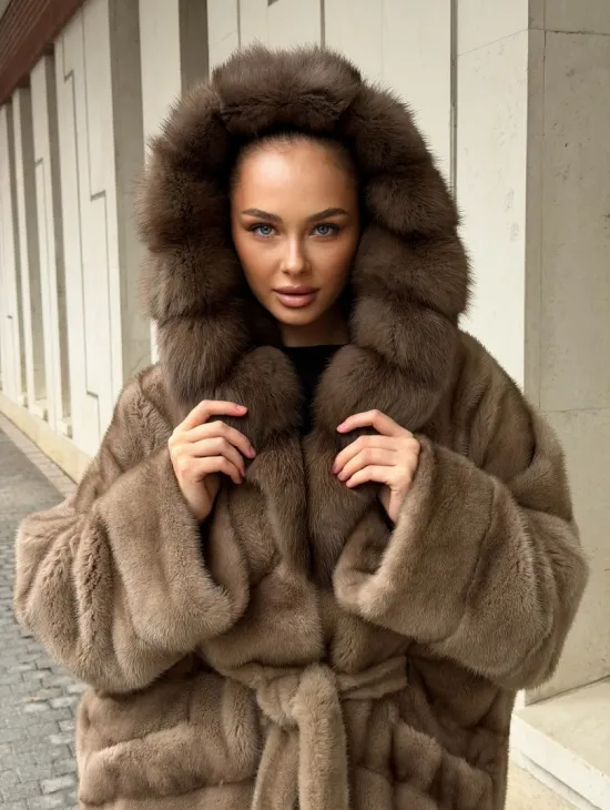 Полушубок норковый с капюшоном из меха куницы - фото 11