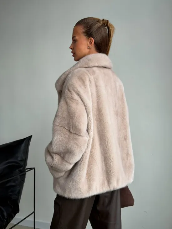 Короткая норковая шуба в цвете нюд - фото 7