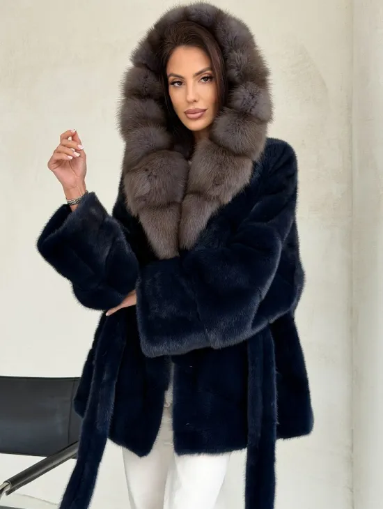 Норковый полушубок синего цвета с капюшоном куница - фото 7