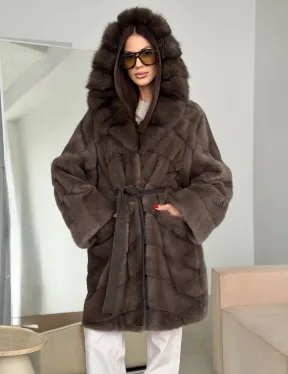 Шуба норковая с капюшоном из куницы - фото 14