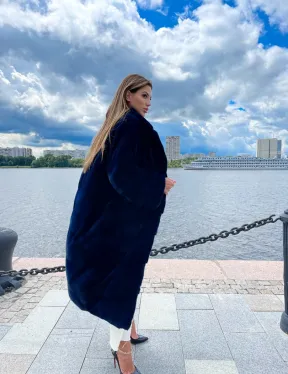 Шуба из плюшевой норки в цвете индиго - фото 6