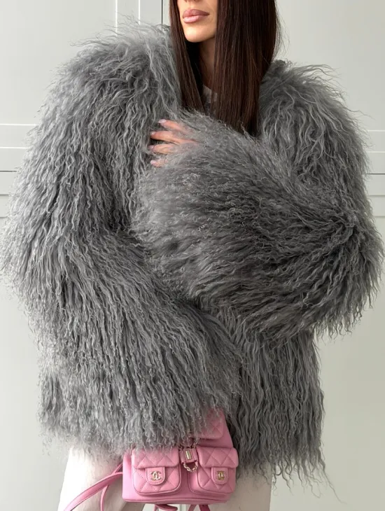 Серая шуба из натурального меха ламы - фото 2