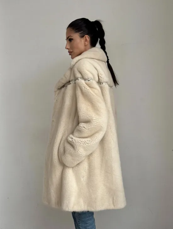 Шуба из аукционной норки с отделкой из кожи в цвете жемчуг - фото 10