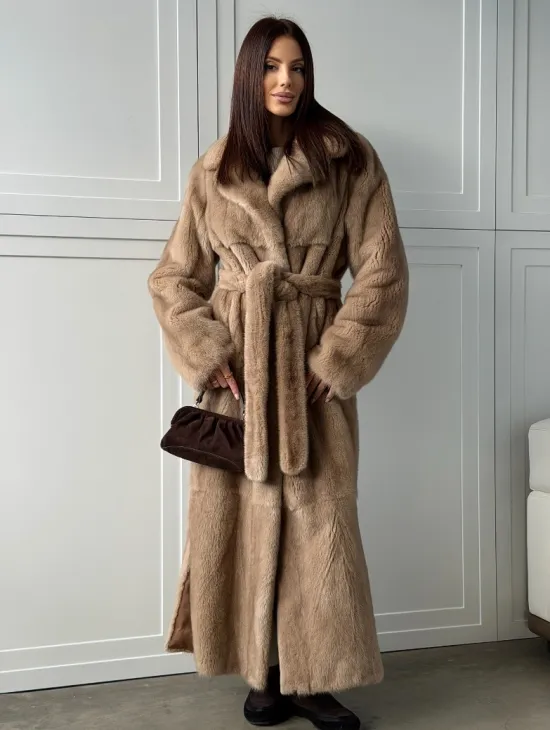 Прямая шуба из меха норки с поясом (бежевая) - фото 0