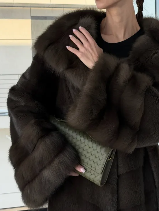 Норковая шуба с отделкой из куницы на рукавах и капюшоне - фото 2