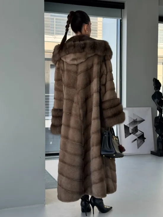 Длинная норковая шуба с отделкой из куницы на рукавах и капюшоне - фото 11
