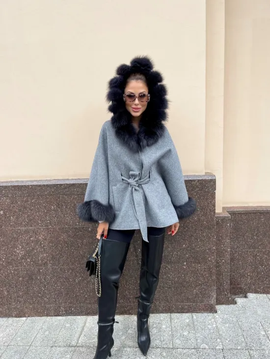 Пончо из натуральной шерсти с капюшоном из песца - фото 0