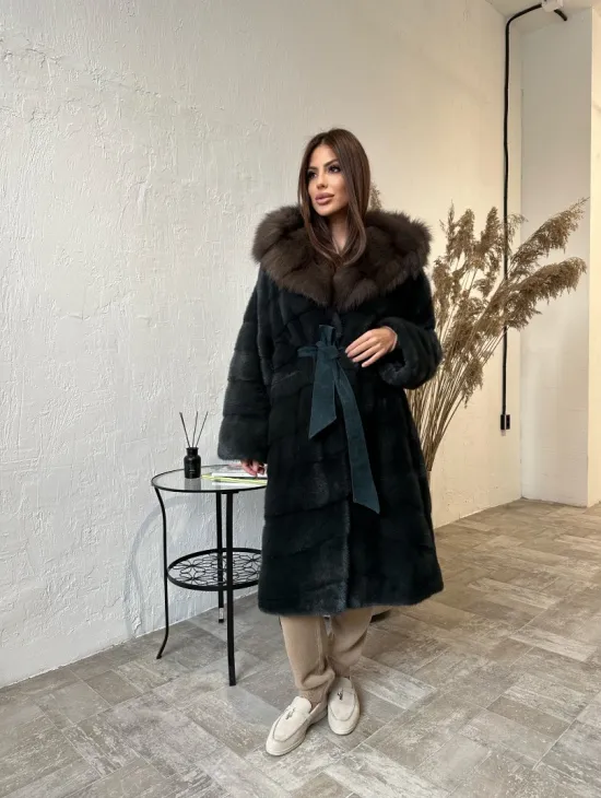 Шуба норковая с капюшоном из меха куницы в цвете малахит - фото 1
