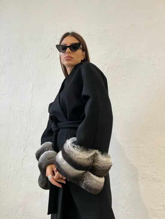 Пальто с мехом шиншиллы - цвет черный - фото 2