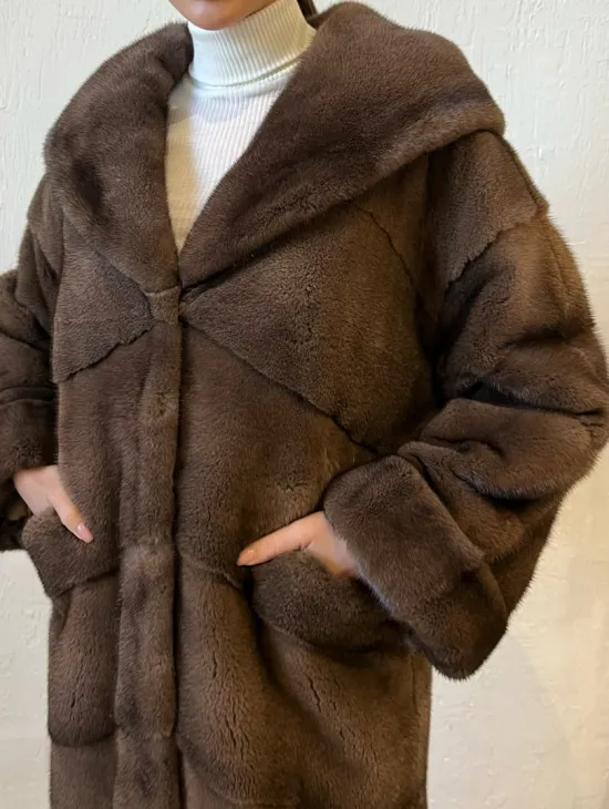 Шуба из меха норки с капюшоном - цвет соболь - фото 2