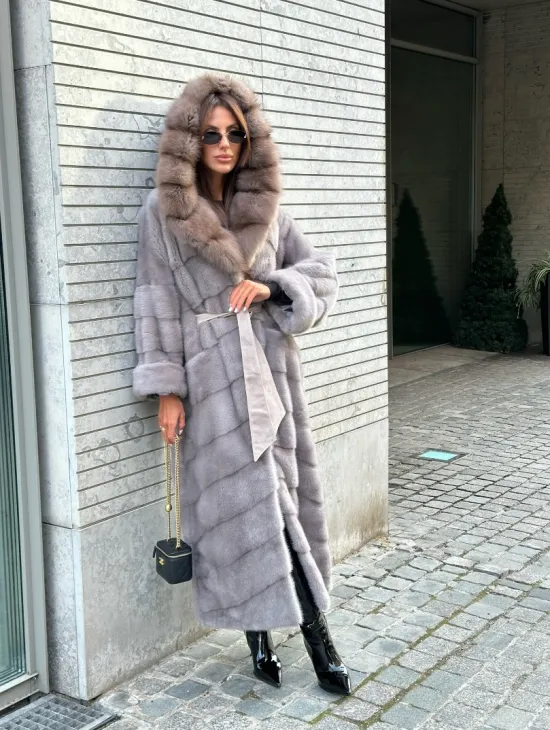 Длинная шуба из норки воротник-капюшон куница светло-серого цвета - фото 6