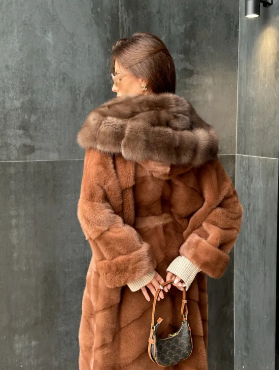 Удлиненная норковая шуба с капюшоном из куницы - цвет медный - фото 3