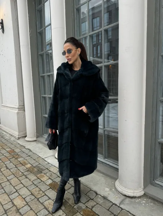 Шуба из плюшевой норки NAFA с капюшоном  - цвет черный изумруд - фото 7