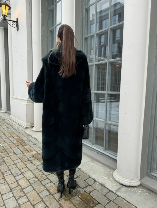 Шуба из плюшевой норки NAFA с капюшоном  - цвет черный изумруд - фото 6