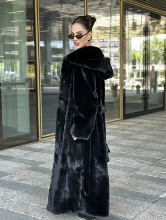 Удлиненная шуба из норки BLACKGLAMA с капюшоном - фото 9