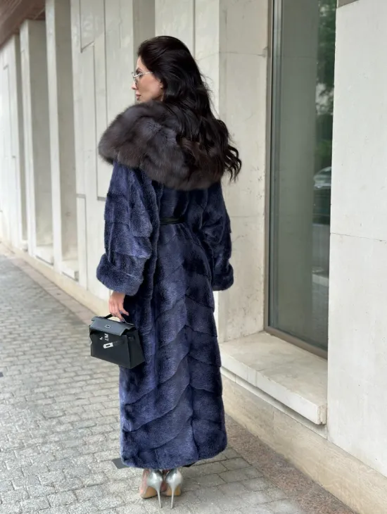 Длинная шуба из норки с капюшоном из куницы - цвет синий графит - фото 9