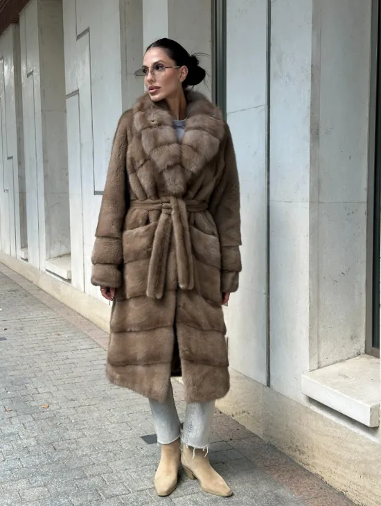 Шуба норковая с воротником из меха куницы в цвете пастель - фото 10