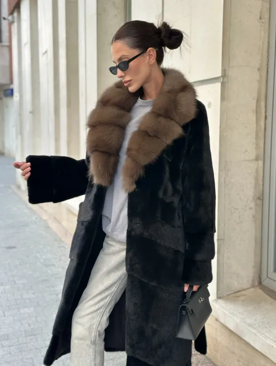 Черная шуба BLACK NAFA с английским воротником из куницы - фото 5