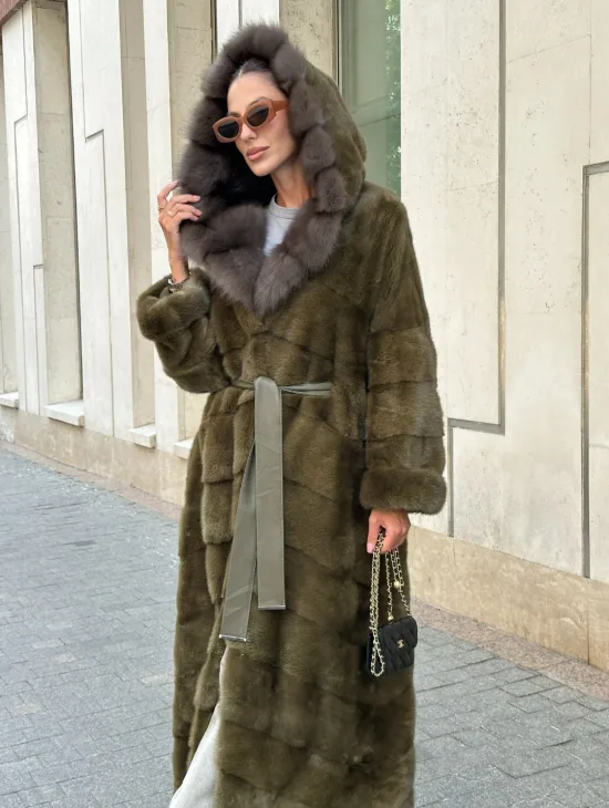 Норковая шуба зеленого цвета с капюшоном из меха куницы - фото 3
